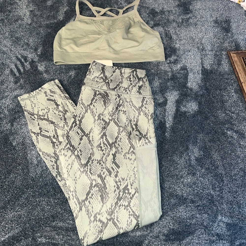 Fabletics Leggins w/ off brand sports bra. Leggings size M (NWT) Sports Bra